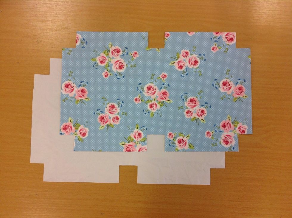 Ta loss n\u00e5larna och du har b\u00e5de yttertyg och fodertyg f\u00e4rdigt utklippt.