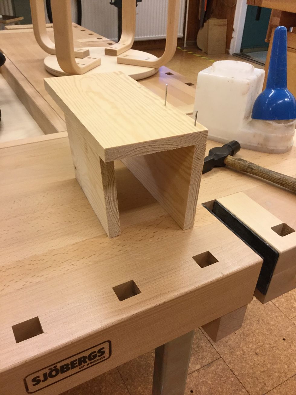 Ta loss och st\u00e4ll tr\u00e4bitarna likadant som p\u00e5 bilden och spika i resten av spiken! Anv\u00e4nd en spillbit under som \u00e4r lika bred.