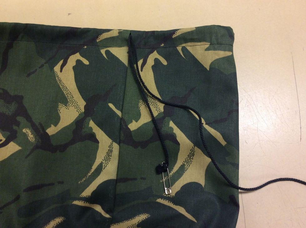 Ta loss s\u00e4kerhetsn\u00e5len och upprepa samma sak men p\u00e5 andra sidan v\u00e4skan.