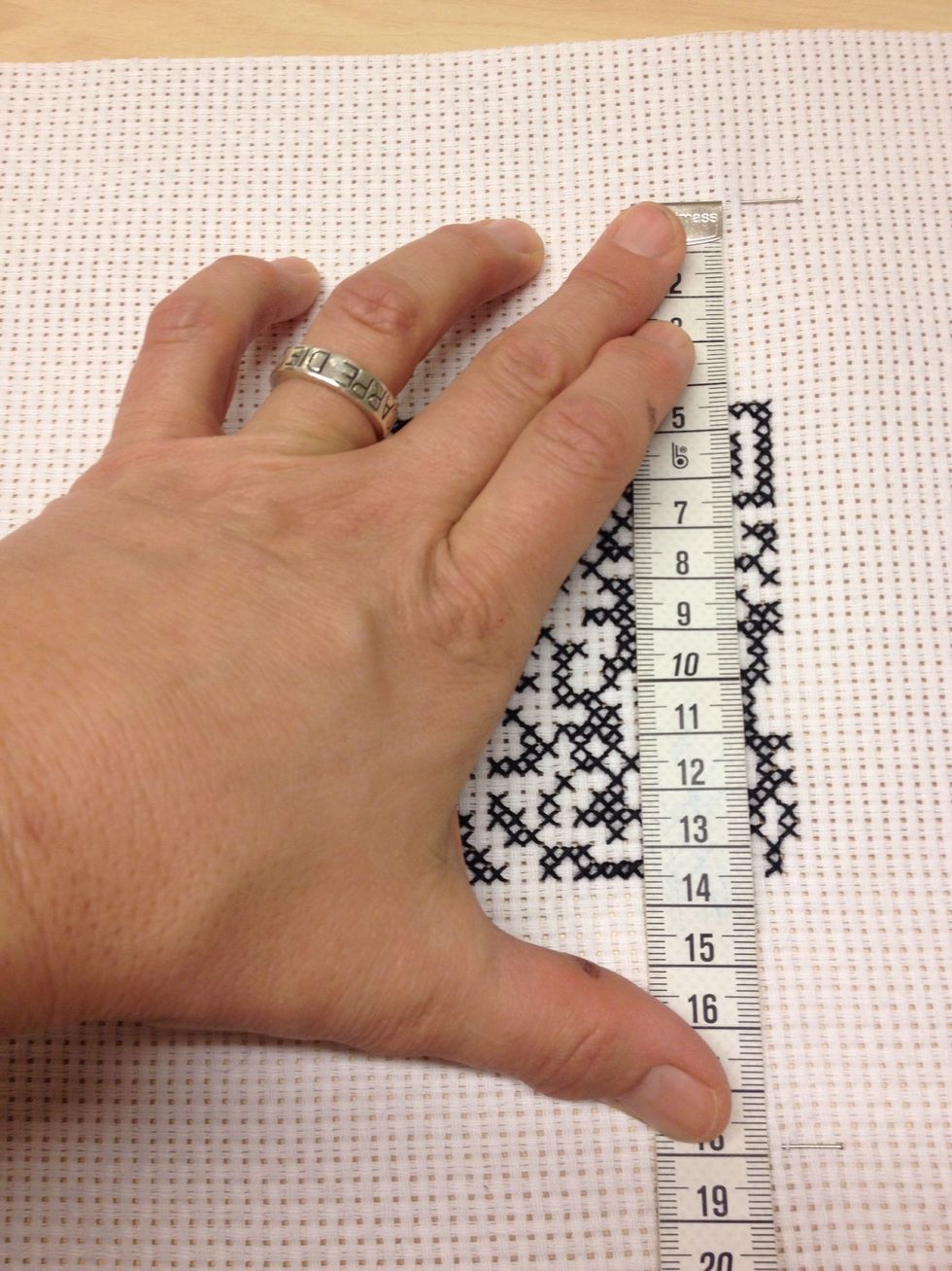 Ta m\u00e5ttet p\u00e5 lampan och dra bort m\u00e5ttet f\u00f6r motivet, dela sedan detta m\u00e5tt med 2. M\u00e4t ut dessa centimeter ovanf\u00f6r och under ditt motiv.