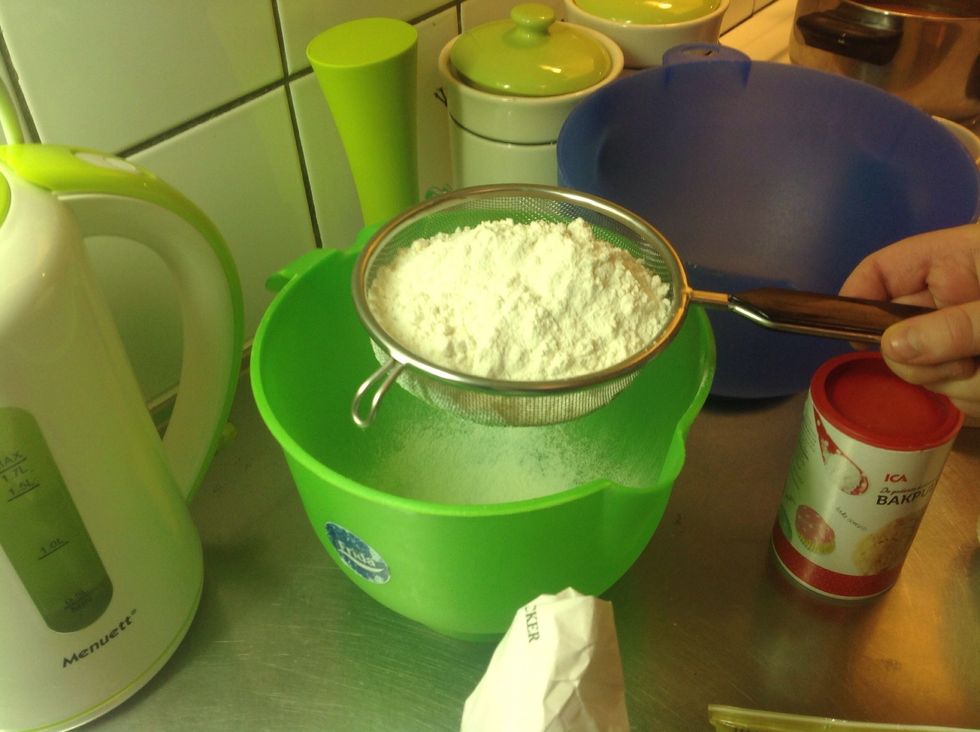 Ta mj\u00f6l i en sil och skaka mj\u00f6len f\u00f6r att det ska inte va sm\u00e5 klumpar i mj\u00f6len