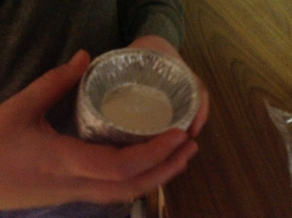 Ta n\u00e5gra formar. Take some tins.