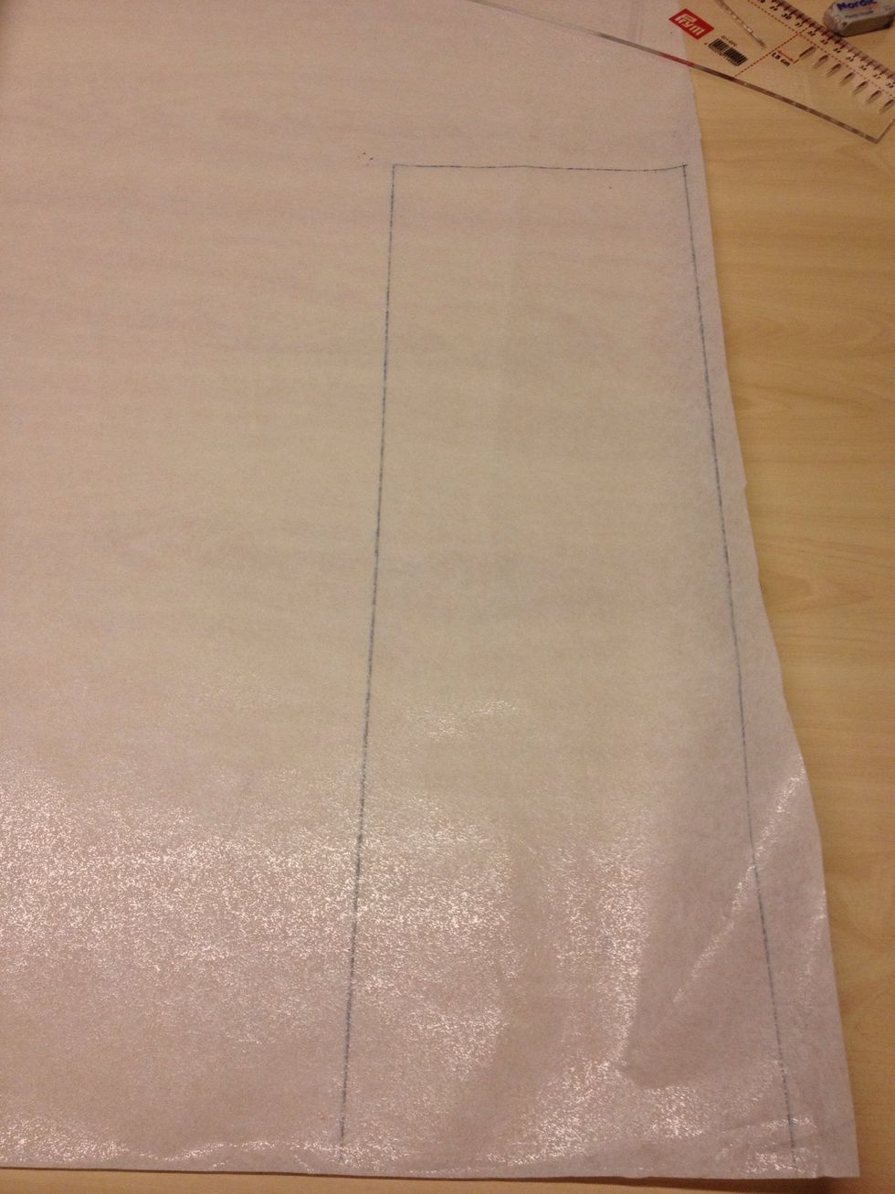 Ta nu h\u00f6jden p\u00e5 lampan -2cm. M\u00e4t och klipp vliselinet enligt detta m\u00e5tt och lika l\u00e5ngt som lampan.