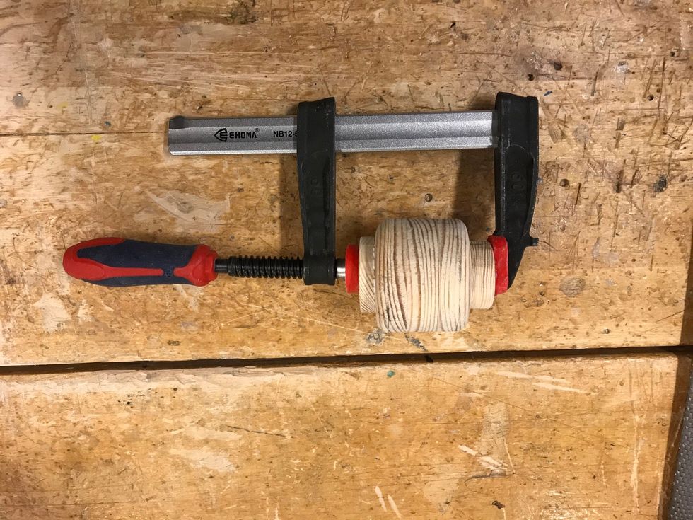 Ta sedan den andra. V\u00e4nta ca 10 min s\u00e5 limmet hinner torka.