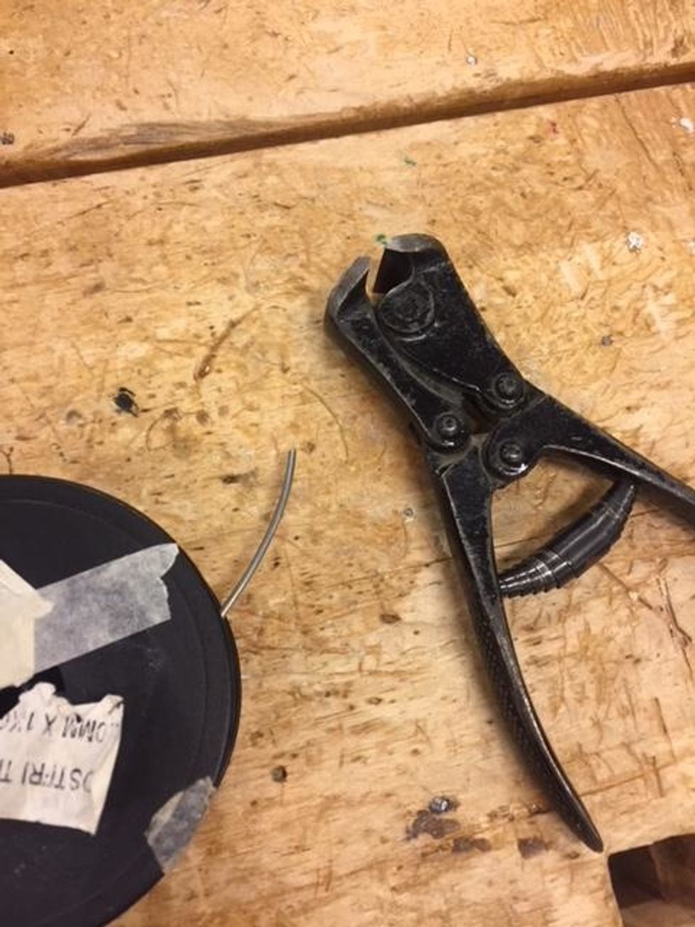 Ta sedan rostfri tr\u00e5d 2,0 mm tjock och markera ut 10 stycken, 12 cm l\u00e5nga bitar. Anv\u00e4nd sedan en kraftavbitare f\u00f6r att klippa upp bitarna.