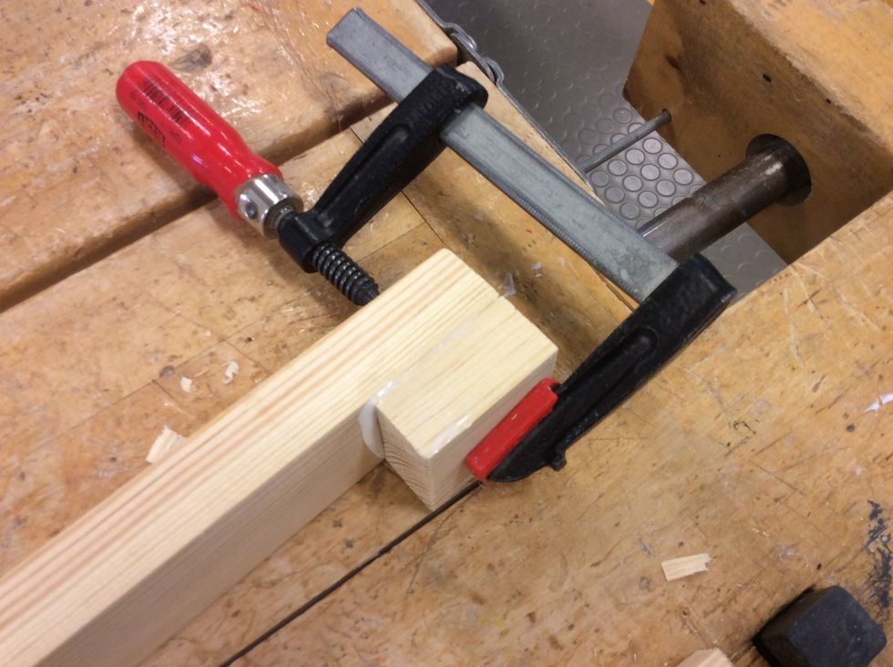 Ta sen de resterande 4 bitarna tr\u00e4d som du har och s\u00e4tt dem i varje furu plankas h\u00f6rn och s\u00e4tt en limkl\u00e4mma p\u00e5 dem. ((Kolla noggrant p\u00e5 n\u00e4sta bild s\u00e5 att det inte blir n\u00e5gra missf\u00f6rst\u00e5nd))