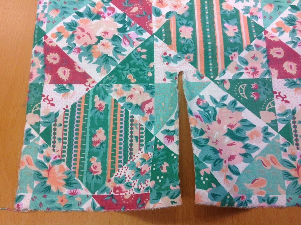 Ta tag i tyget och riv tyget hela v\u00e4gen s\u00e5 blir det helt rakt.