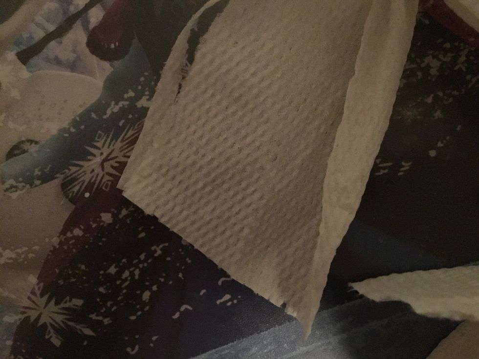 Ta toalett papper. Det m\u00e5ste man ha. Det \u00e4r en stor del av fake huden.