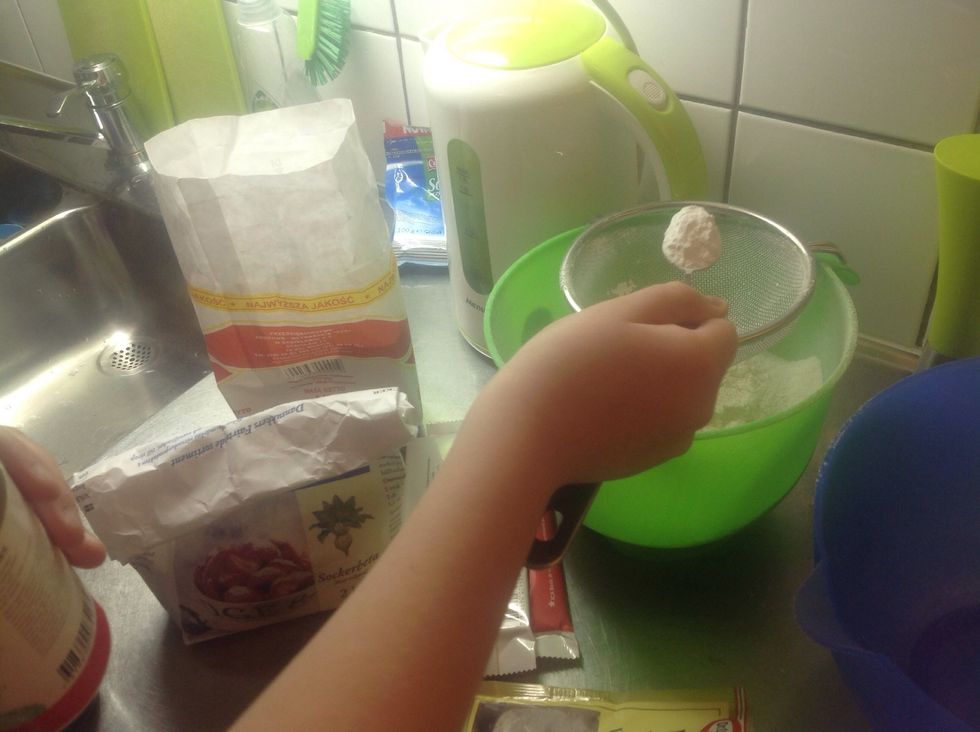 Ta tv\u00e5 te skedar med bakpulver i en sil och skaka f\u00f6r det ska inte va sm\u00e5 klumpar