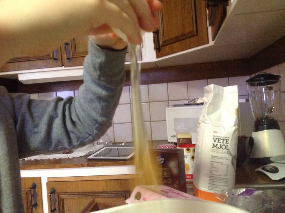 Ta tv\u00e5 \u00e4gg. Take two eggs.