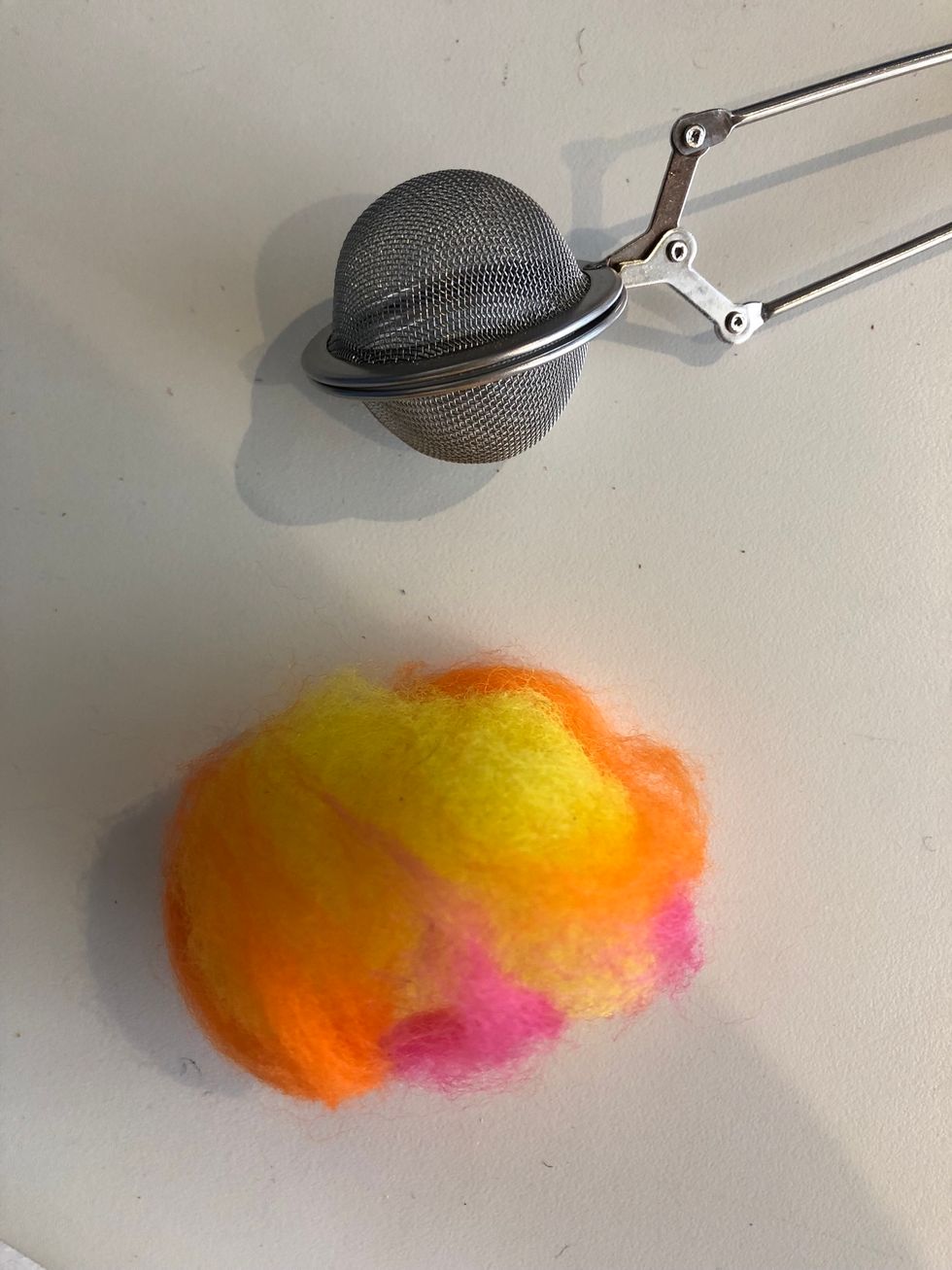 Ta ull. Fr\u00e5ga vuxen hur m\u00e5nga f\u00e4rger du f\u00e5r anv\u00e4nda. Tv\u00e5 till tre \u00e4r ganska lagom.