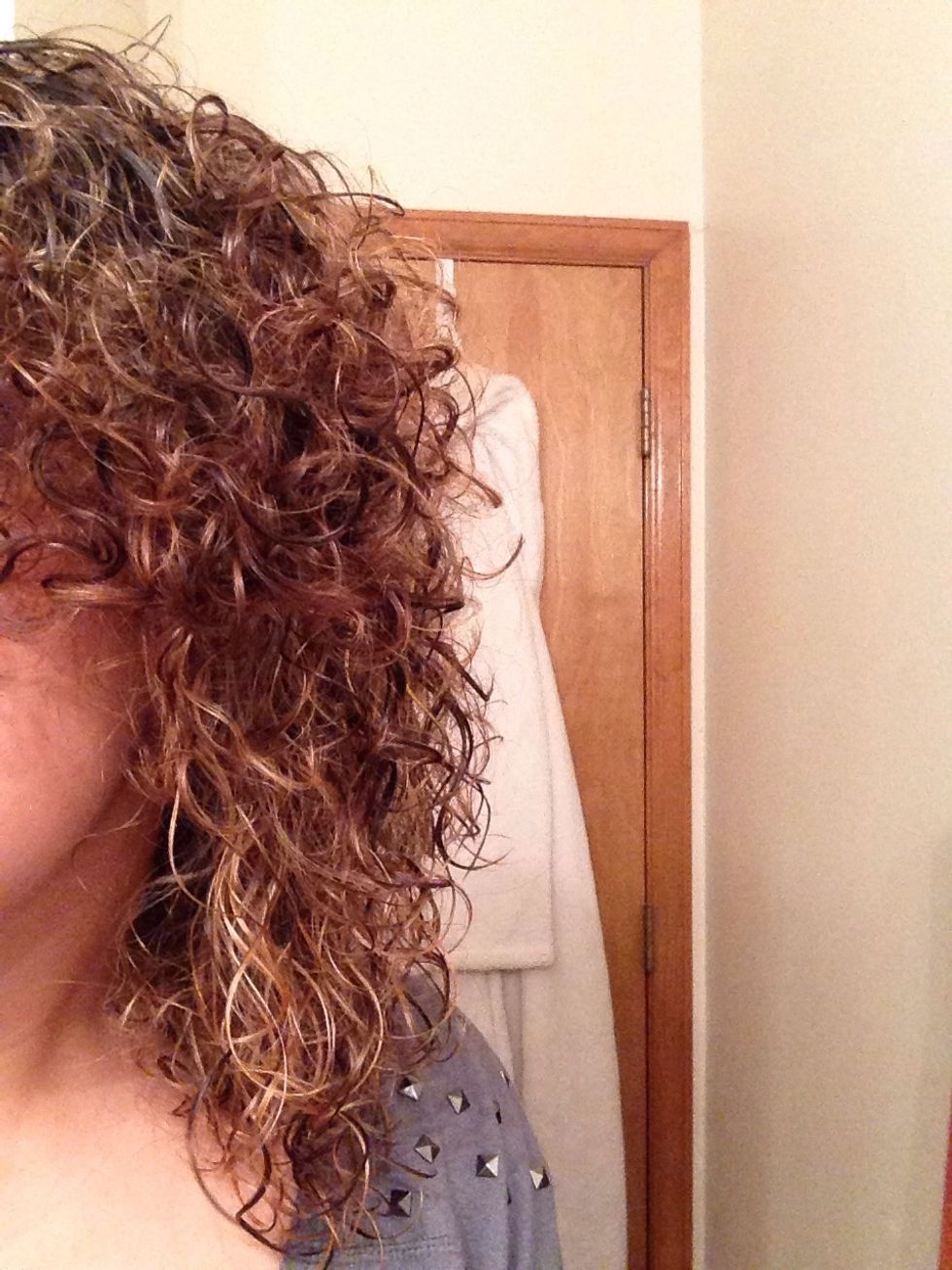 Tada! Beautiful voluminous curly hair. After about 20 minutes it will be all dry and ready to party!