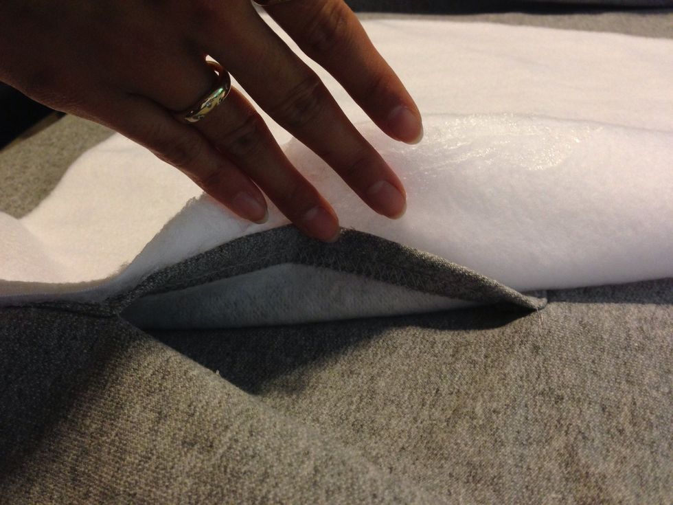 Tada ! Invisible belly pocket :3 now start gluing the top of the pocket to the white so it really disappears and the rest of the belly down. For the other side of the pocket do the same.
