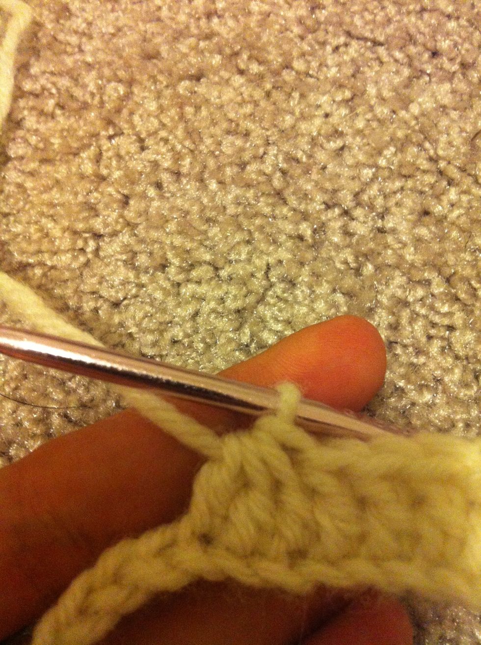 tada :) now make 5 more double crochets in the next 5 chains. (no worries if it feels kinda thight, this stitch will be the first ripple point)