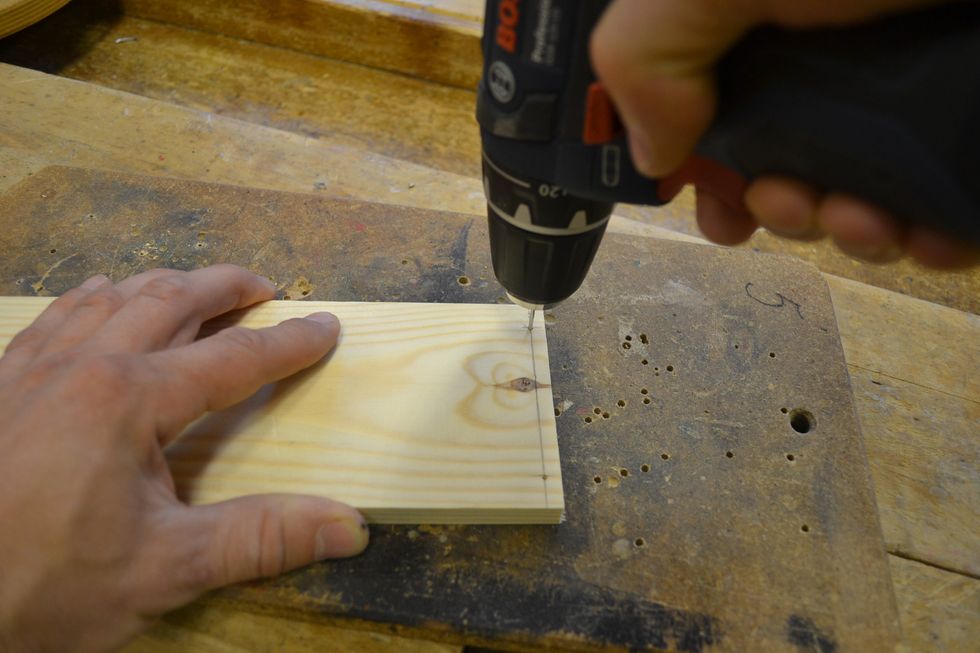 Tag en 30mm spik och klipp av huvudet. S\u00e4tt fast i skruvdragare och borra totalt 8 h\u00e5l i de tv\u00e5 l\u00e5nga br\u00e4dorna. Va nog med du borrar rakt. Kolla p\u00e5 andra sidan s\u00e5 h\u00e5let \u00e4r r\u00e4tt.