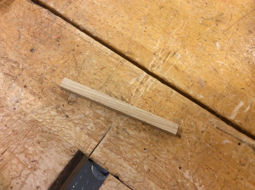 Tag en bit fyrkantstav av ek. Fr\u00e5ga Fredrik om du inte hittar dem.