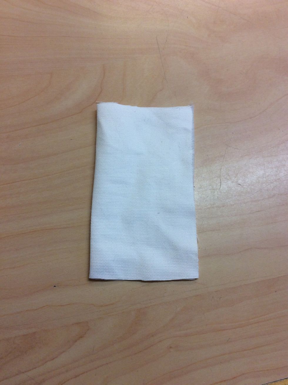 Tag en liten tygbit i lappl\u00e5dan f\u00f6r att provdykare ett knapph\u00e5l. Tag g\u00e4rna tyg i en avvikande f\u00e4rg f\u00f6r att l\u00e4ttare kunna se hur det blir nu n\u00e4r du provsyr.