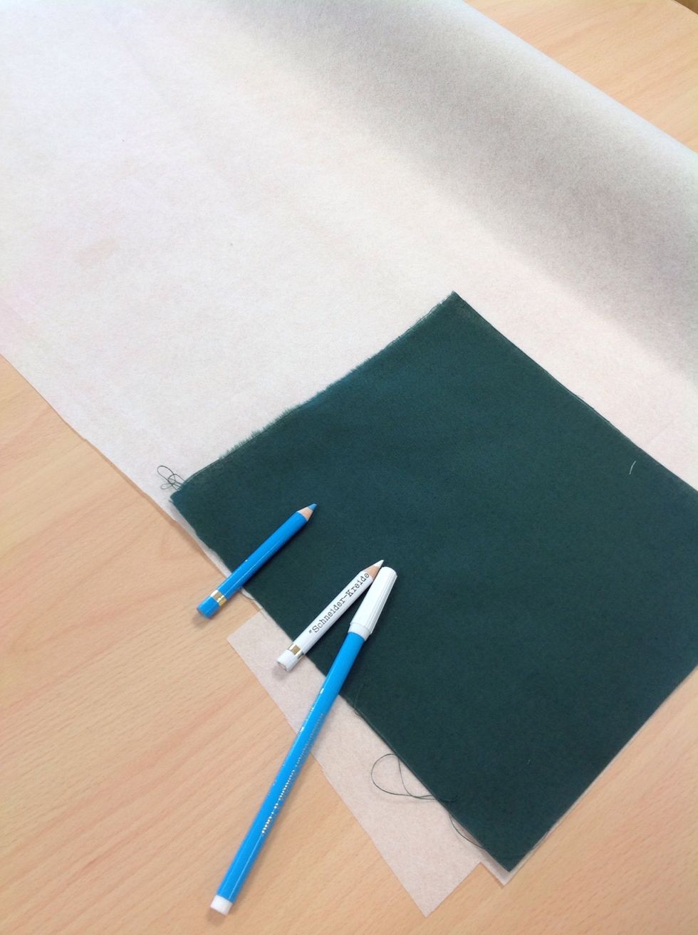 Tag fram vliseline och l\u00e4gg ut din tygbit s\u00e5 n\u00e4ra kanten du kan. Rita runt om och klipp ut.