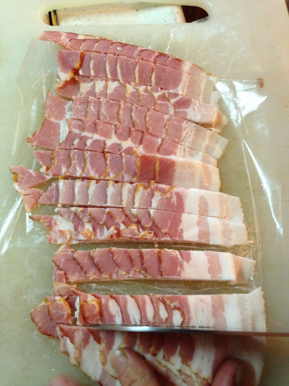 Tagliare il bacon a striscioline mentre i cubetti sono gi\u00e0 a rosolare in padella
