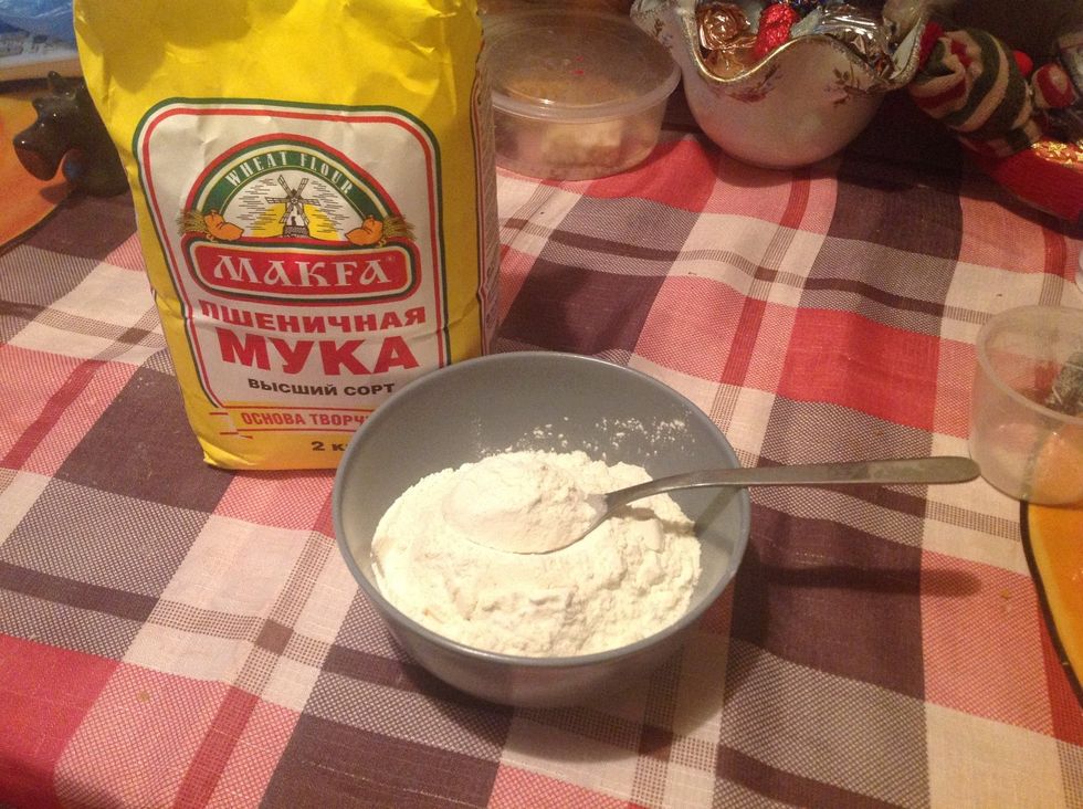 Take 150g of flour (approx 8 tablespoons with top)