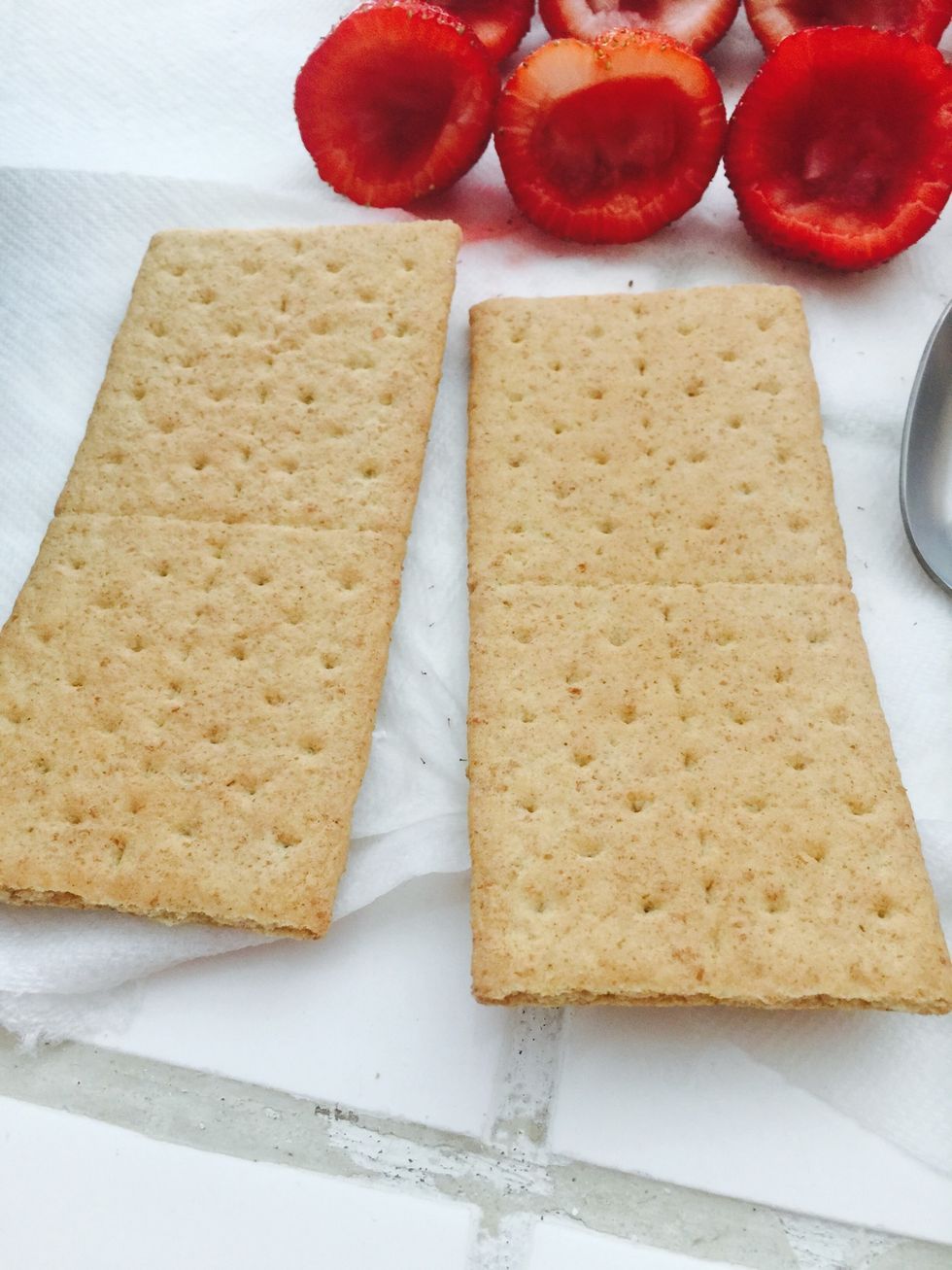 Take 2 pcs of graham crackers