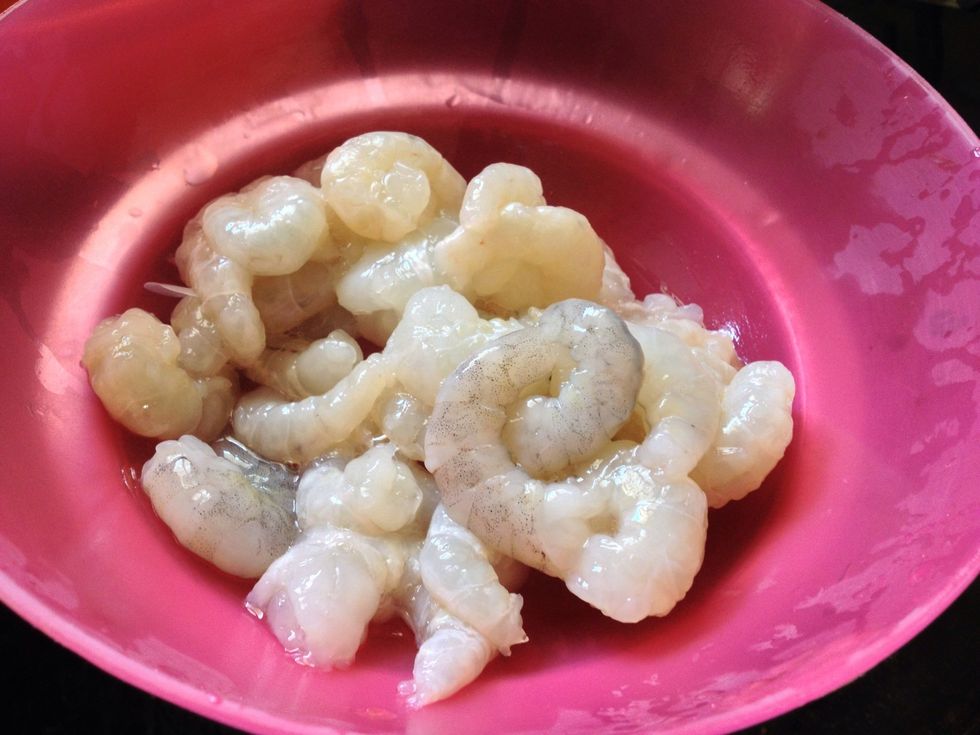 Take 500 gms of shrimps..