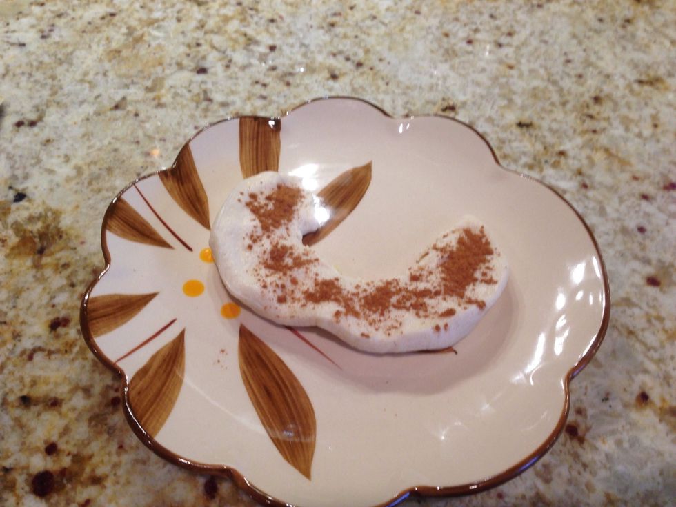 Take a biscuit and sprinkle the dough with cinnamon.