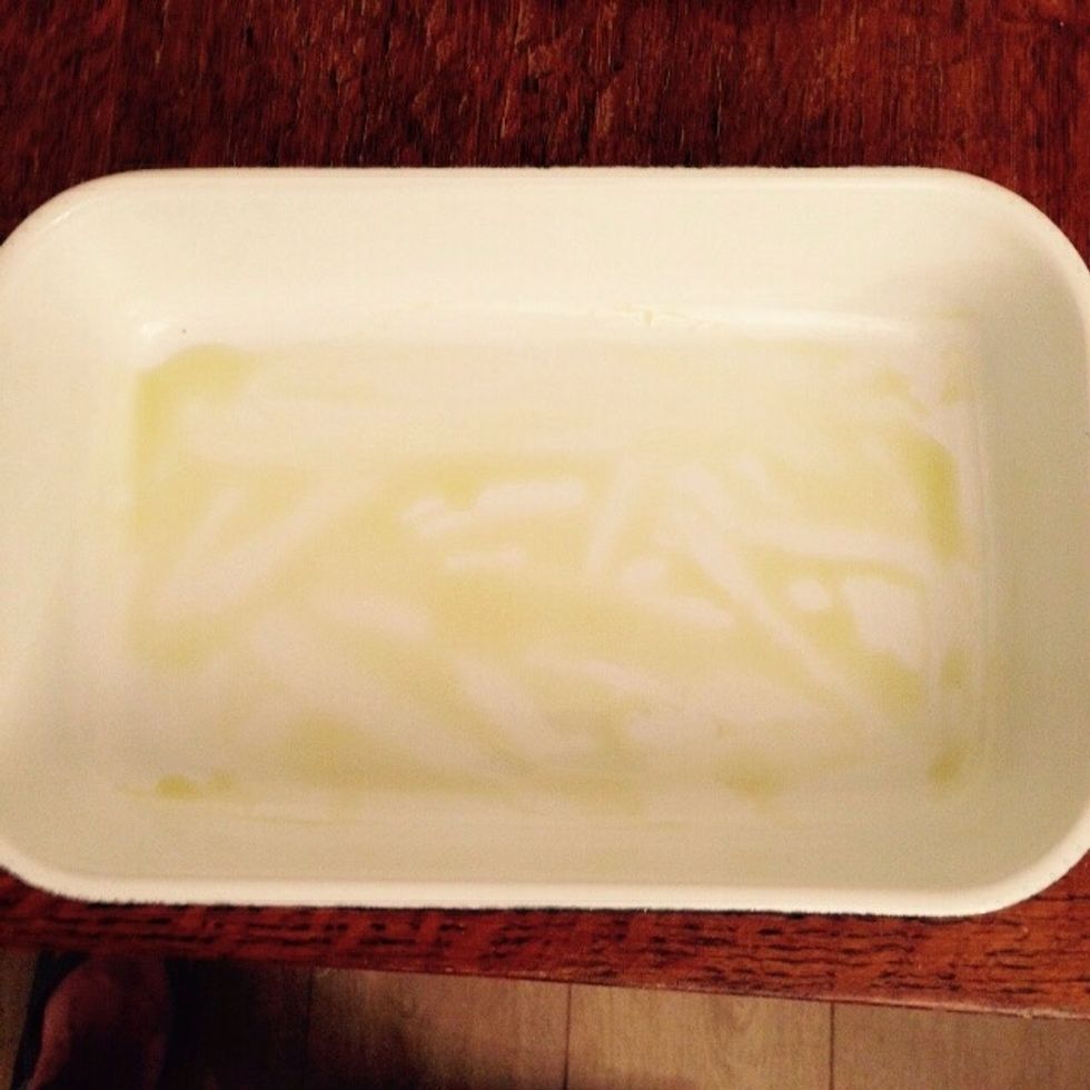 Take a ceramic baking tray, drizzle the bottom with some olive oil