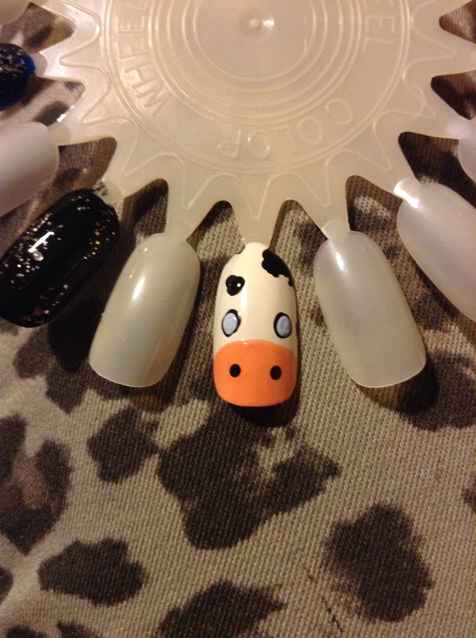Take a color of choice for your cows eyes (I choose a baby blue)