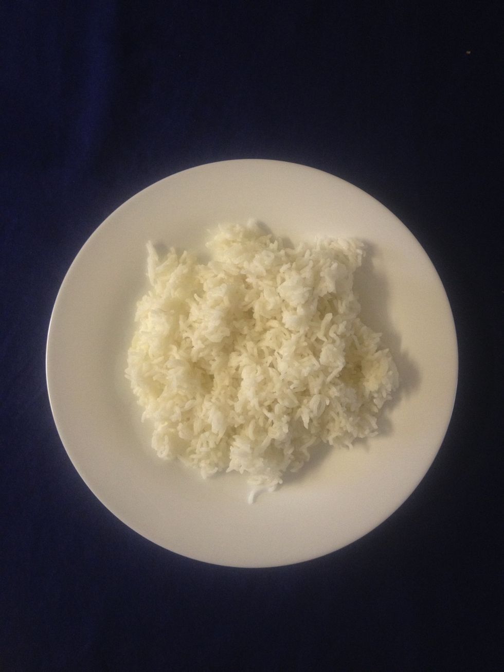 Take a cup of boiled rice in a plate and get it cooled for 3 minutes