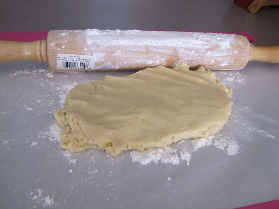 Take a handful of dough out of the fridge and flatten it with the rolling pin.