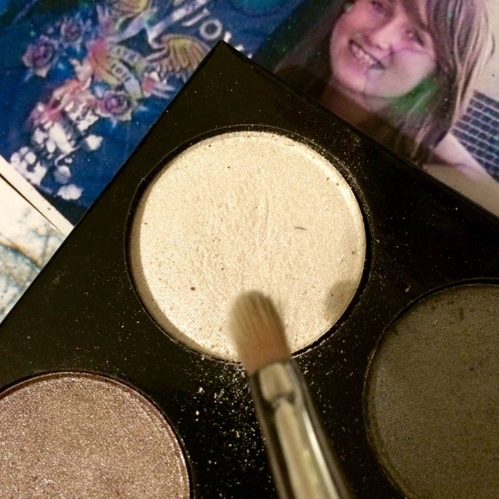 Take a light pearlescent eyeshadow...