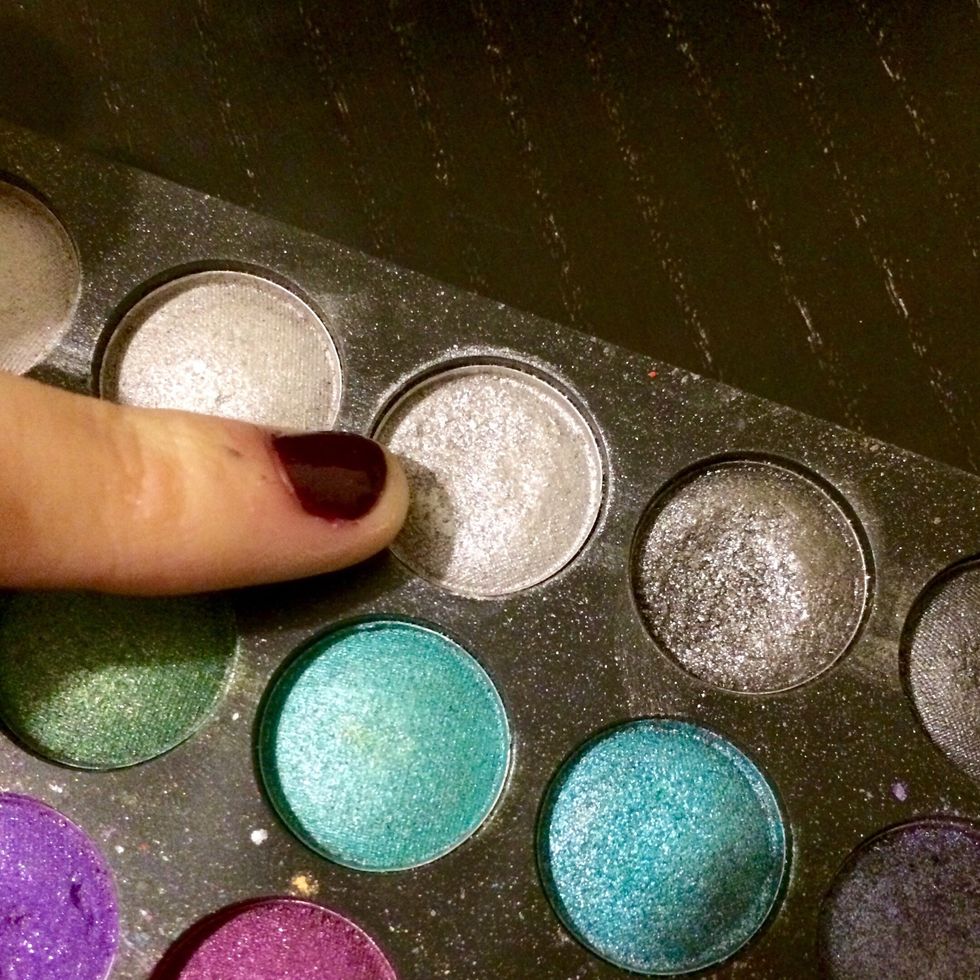 Take a light silver eyeshadow on your finger...