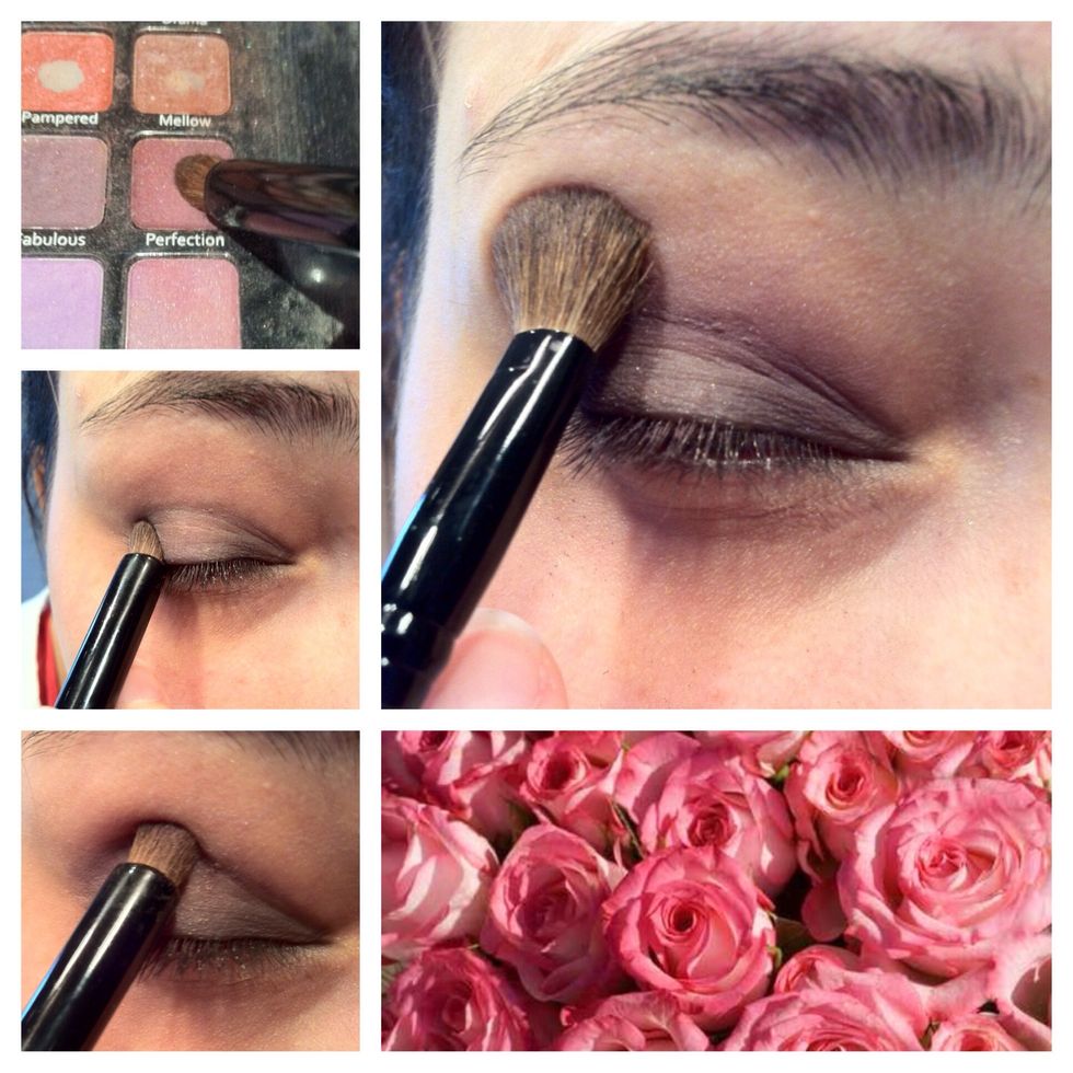 Take a purple color and bring it to the outer corner and crease. Blend this one slighty up, so that you create a rounded look (like Amandas eyes)