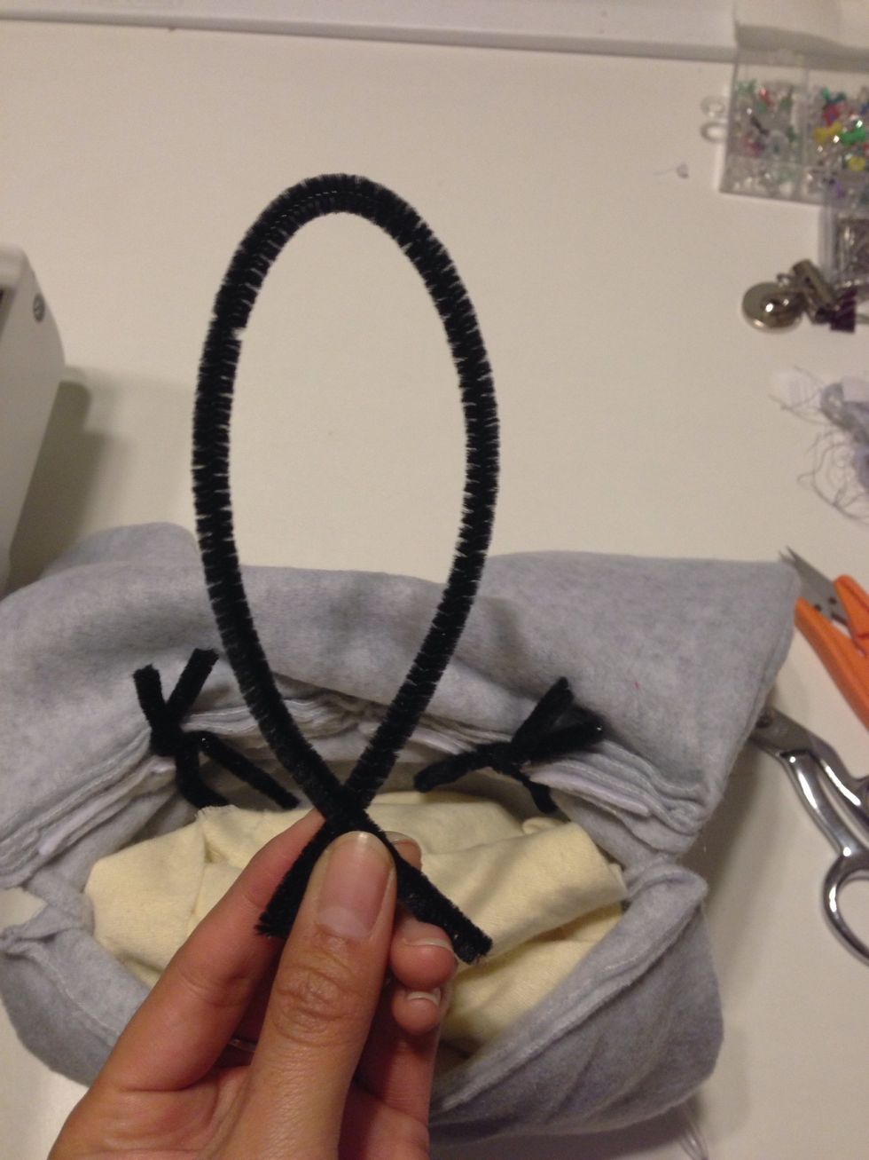 Take a single stem and twist it like this. We're making a base to hold both ears together.