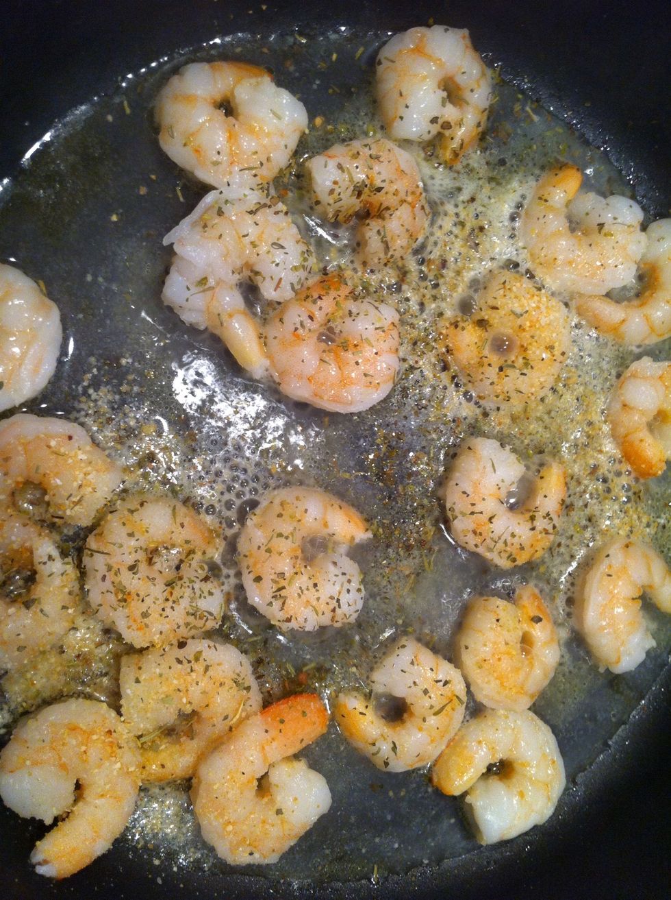 Take a skillet, and put it on medium high. Add olive oil. Throw in shrimps. Add salt, pepper, onion powder, and Italian seasoning. Add lemon juice. Cook for 8-9 min.