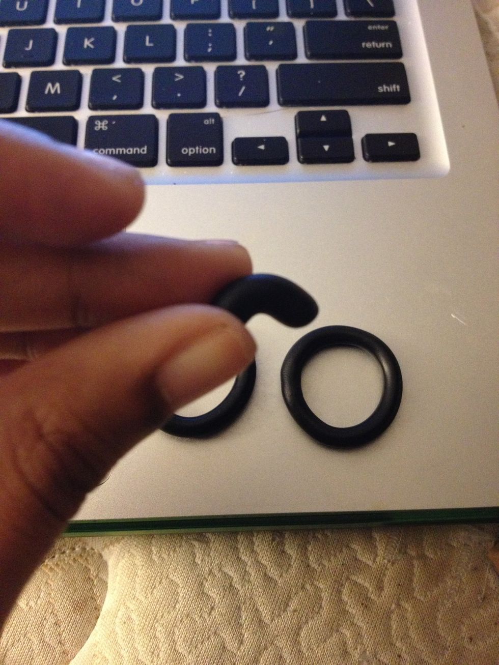 Take a small piece of the cylinder for the bridge of the glasses and curve it.