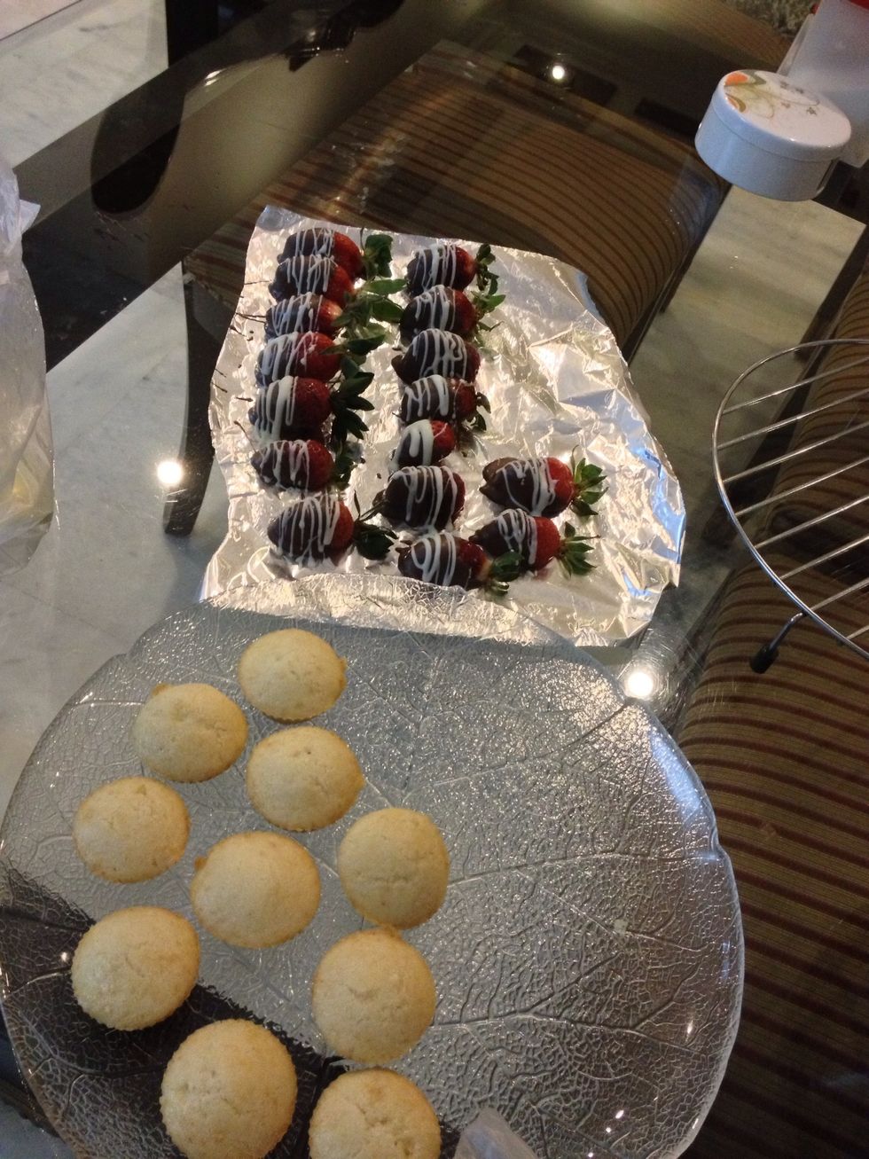 Take a spoon and dip it in the white chocolate. In a zig zag motion pour this white chocolate from a height onto the strawberries to create the above pattern. Next time Ill make a video and put it up