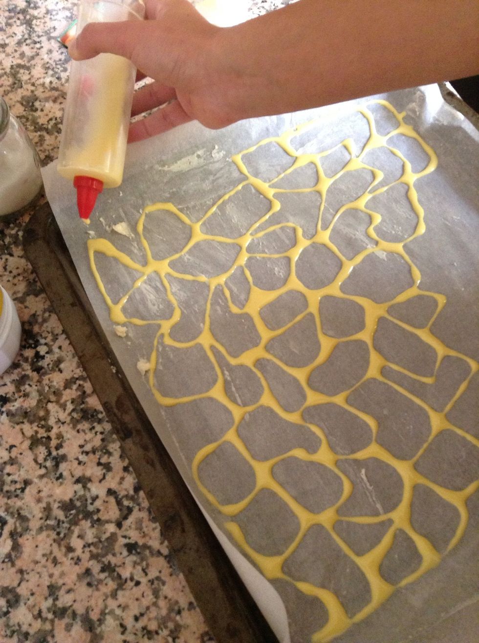 Take a spoonful of the mixture, put it into a pastry bag and draw out a giraffe pattern.