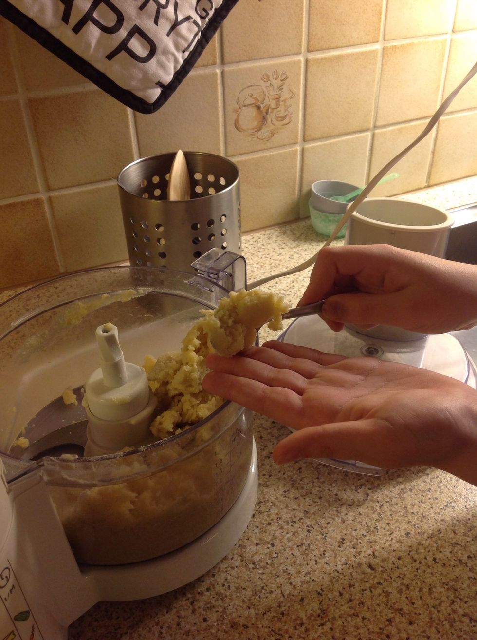 Take a teaspoon of the pastry