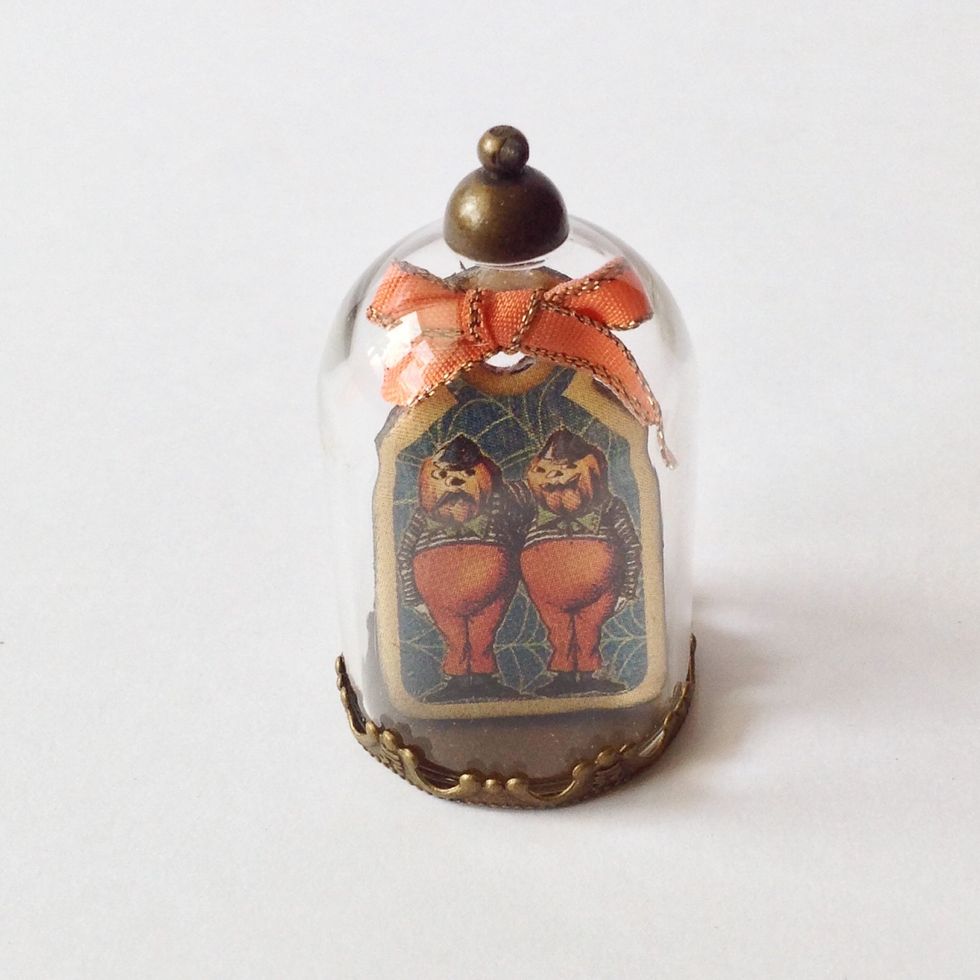 Take another chipboard, add a little bow an put into this embellishment.