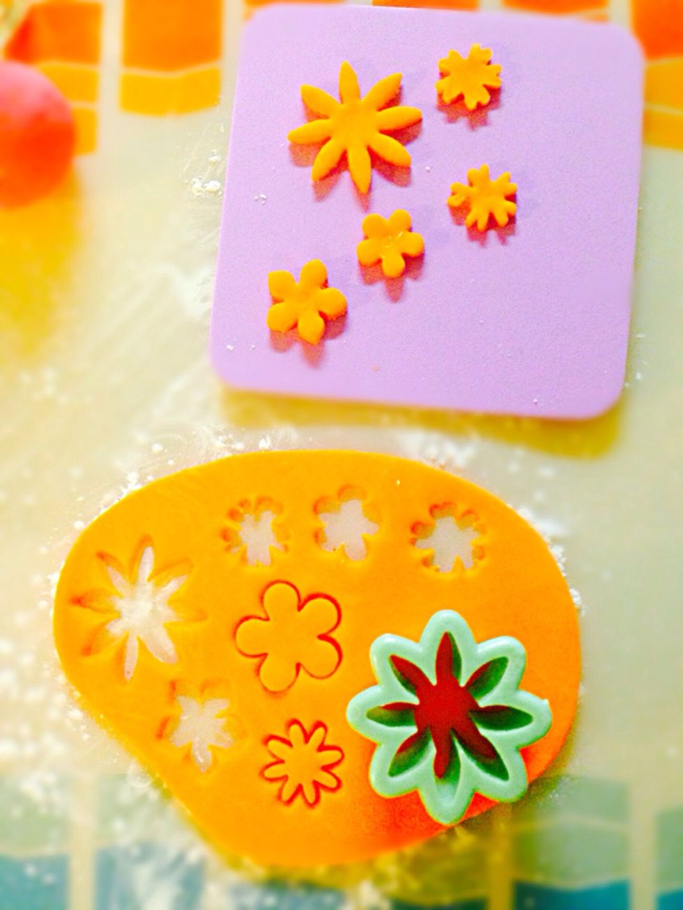 How to make an easy fondant flowers - B+C Guides