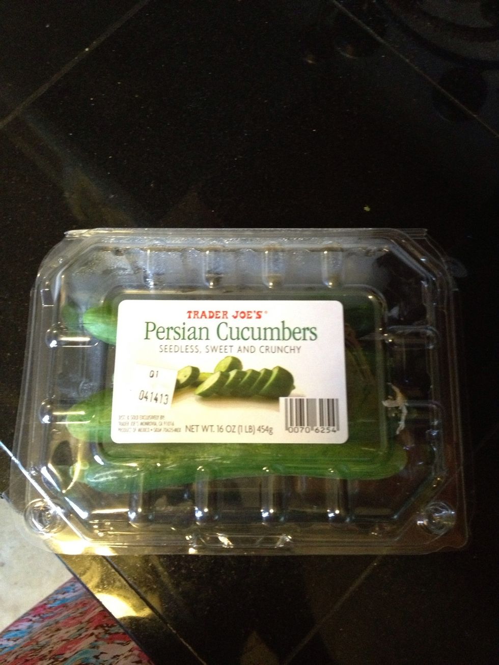 Take appropriate amount of cucumber, washed and squeeze the juice, a glass of cucumber juice by adding a teaspoon of honey and mix thoroughly.