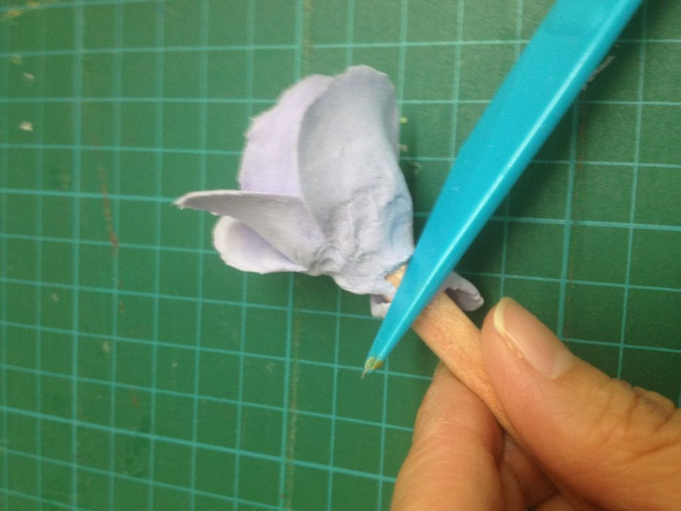- Take away the excess at the bottom with a clay cutter.