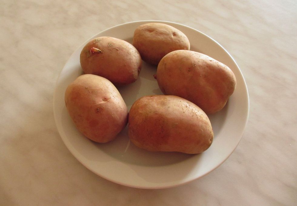 Take five bigger potatoes.