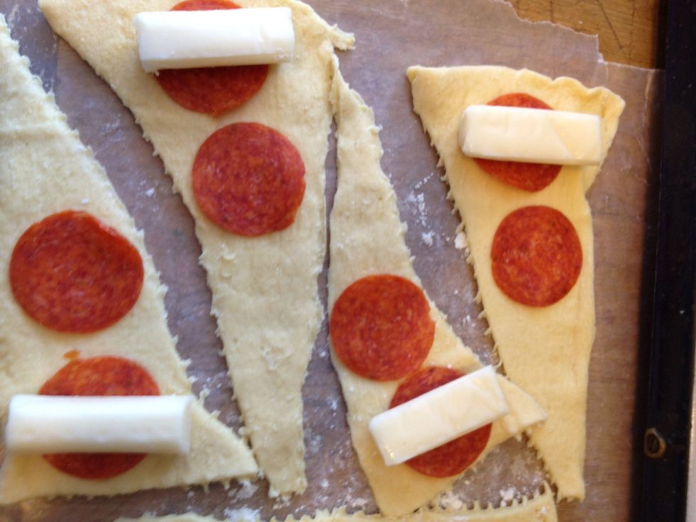 How to make pepperoni mozzarella crescent rolls - B+C Guides