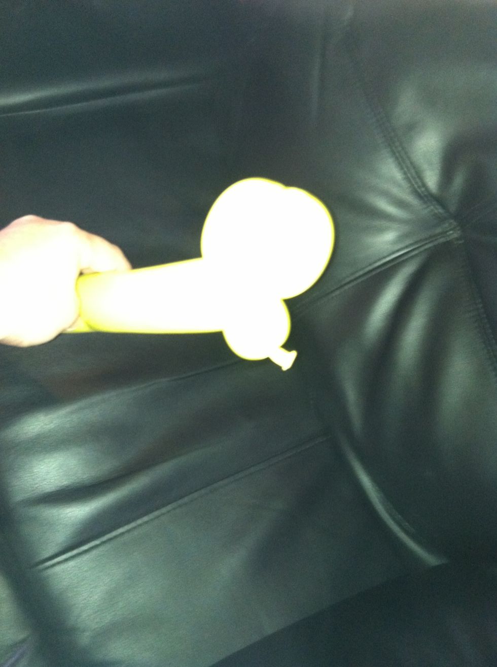 Take last yellow balloon and make a small dog head (bubble, loop chain). This will be a hand.