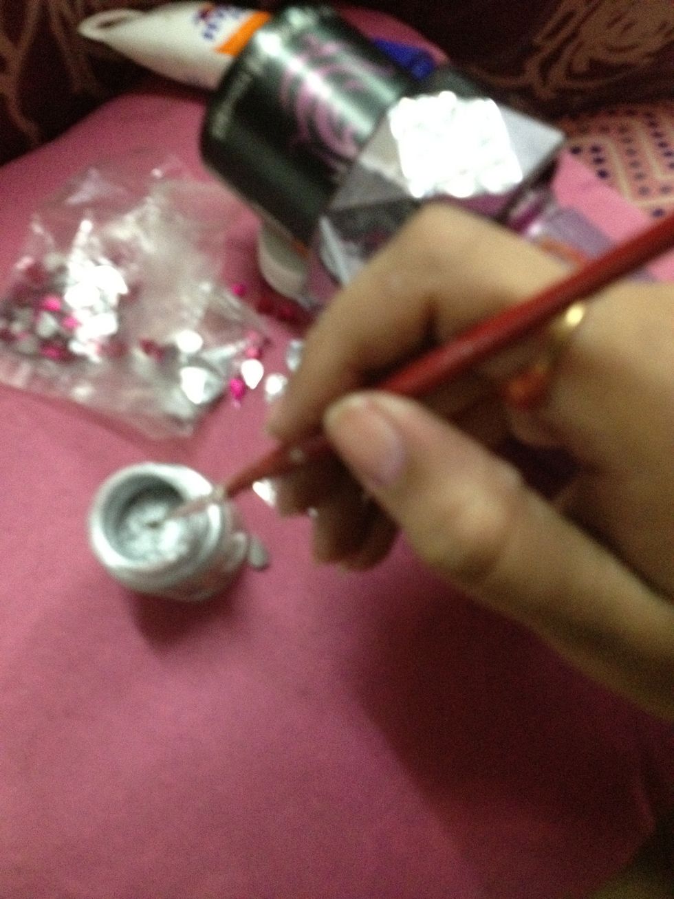 Take loose glitter in your brush ...
