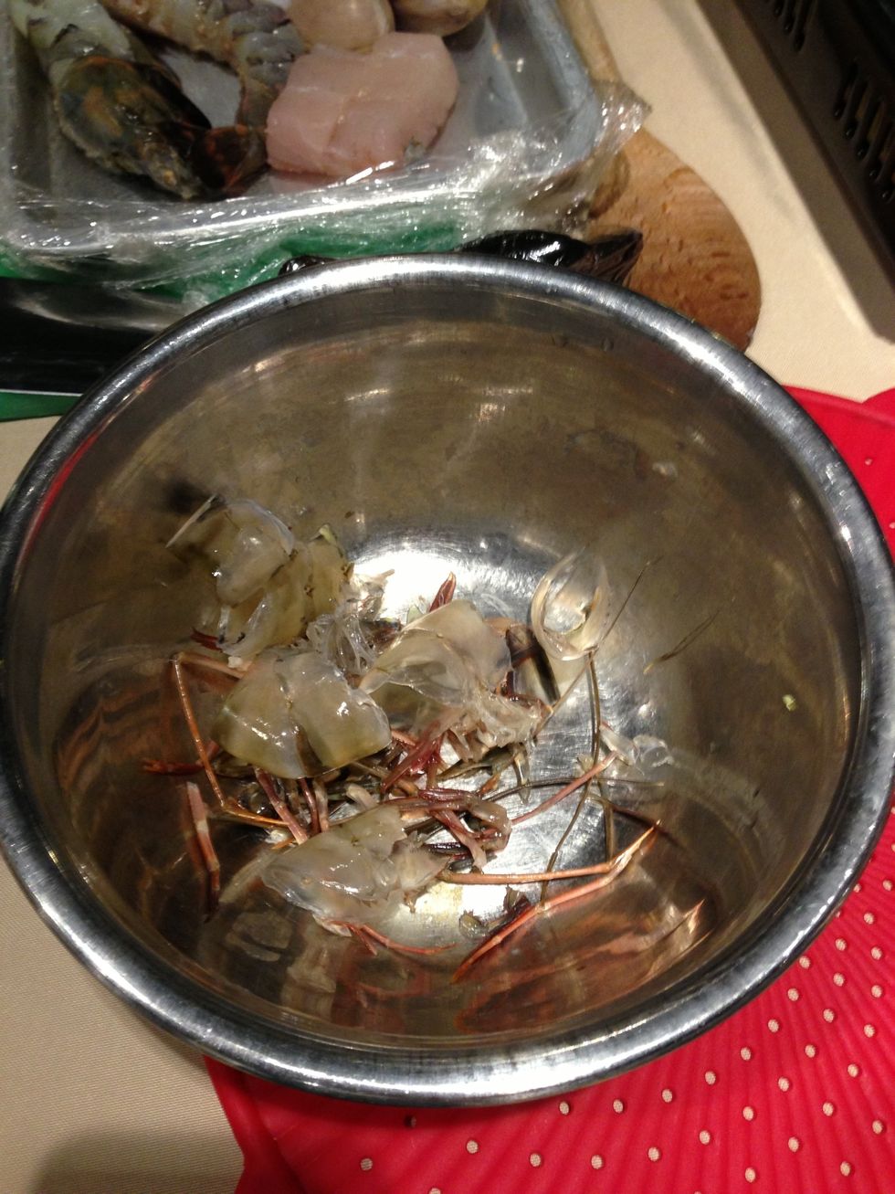 Take off all the prawn shell except last segment near tail. Put the shell and the bits cut off from prawn in previous step into the broth