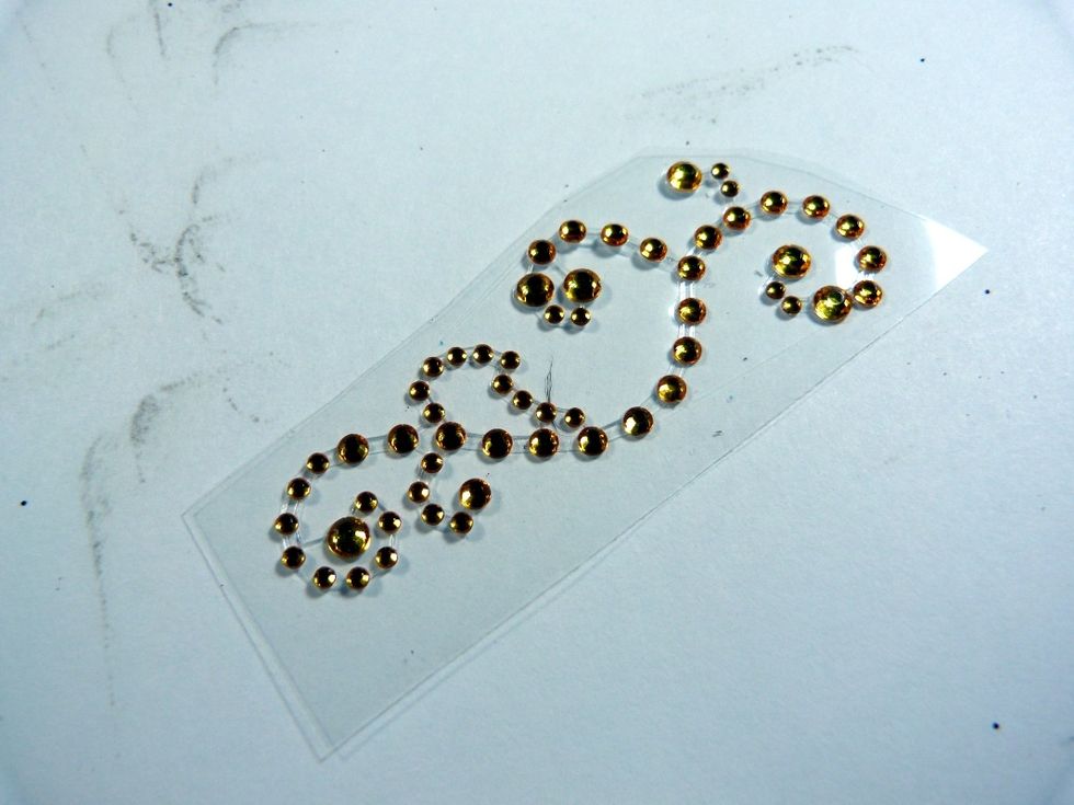 Take one of the Eyelet Outlet crystal swirls and cut into sections......